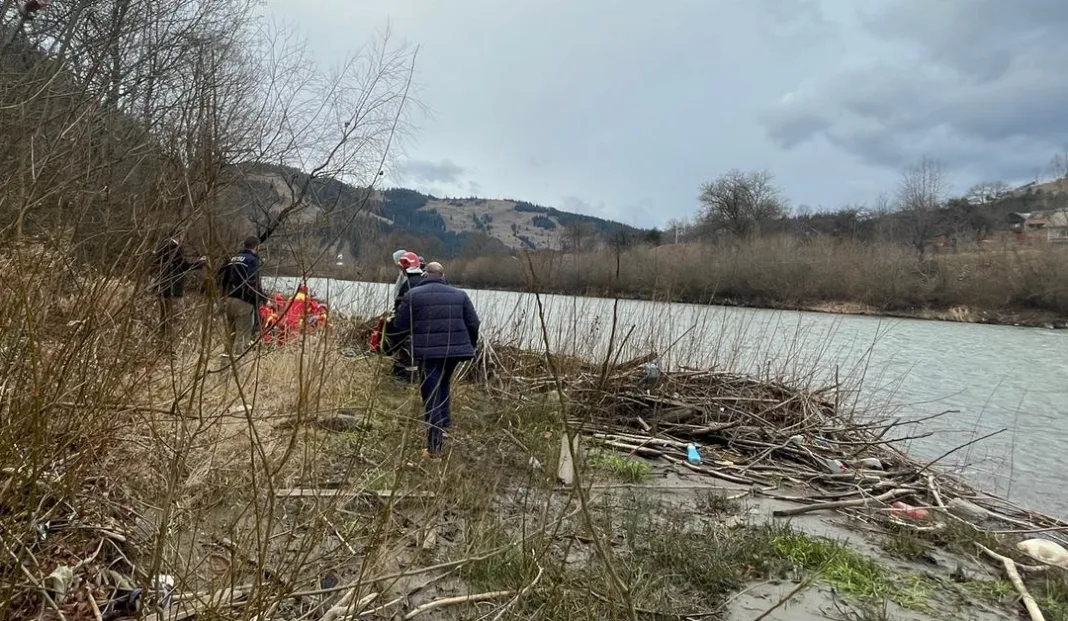 Cadavrul unui bărbat, descoperit în albia râului Bistriţa