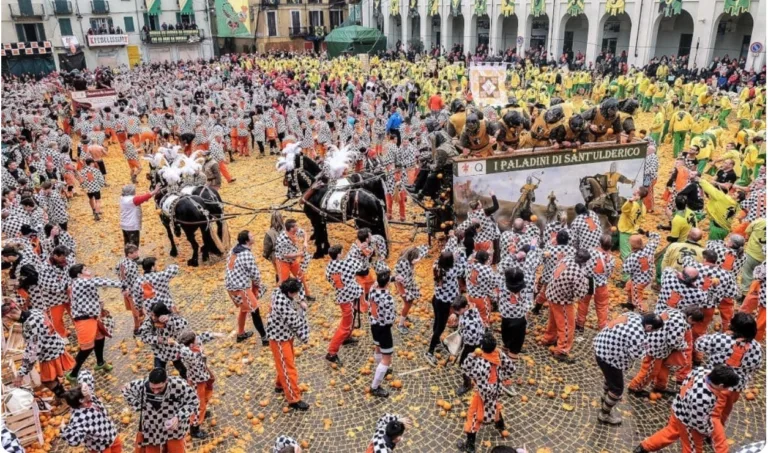 Mii de turiști se află deja la Ivrea pentru a asista la celebru ”război” cu portocale