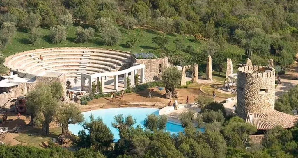 Villa Certosa din Sardinia, Italia găzduiește acest complex de amfiteatru
