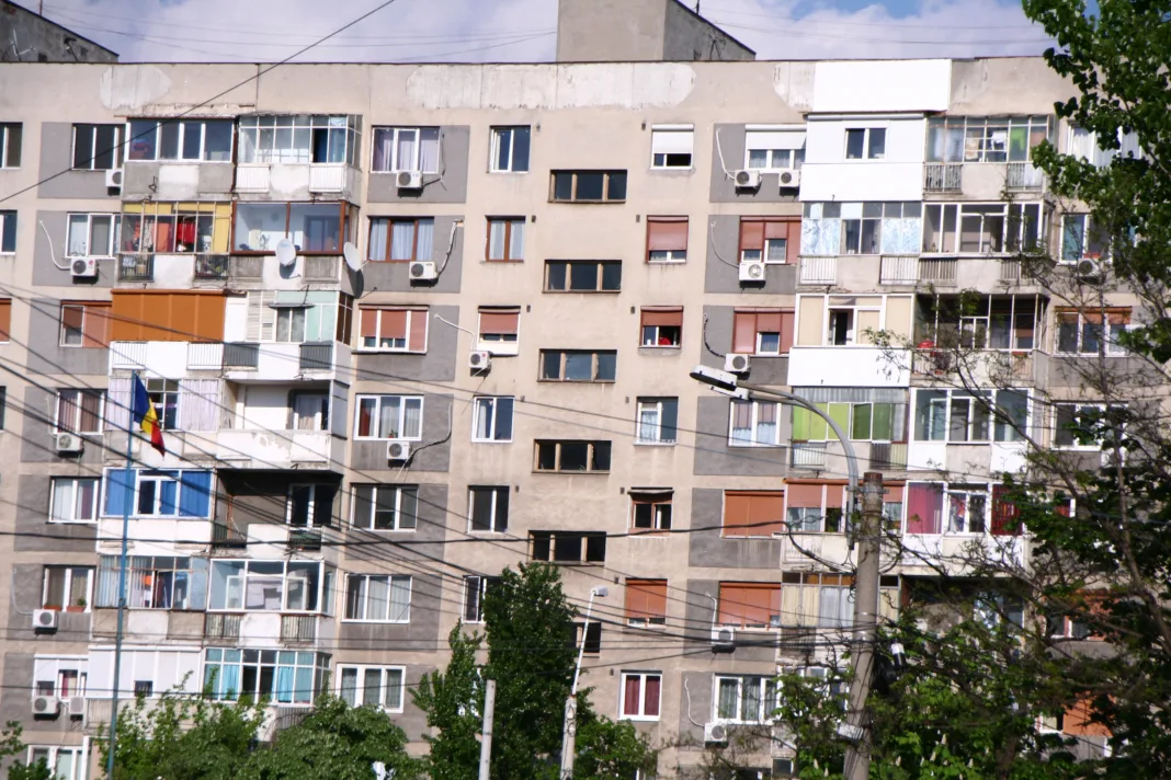 Hotnews: Peste jumătate din românii care stau la bloc nu-și cunosc vecinii