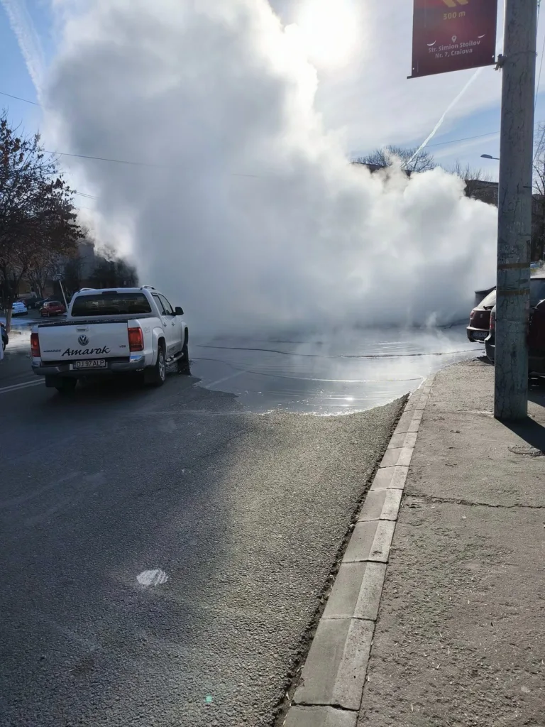 Avarie majoră în Craiova la reţeaua de termoficare. Cartierul Rovine, învăluit în abur