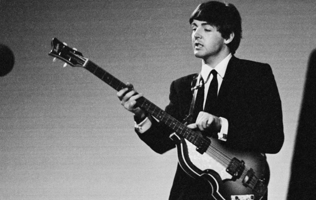 Paul McCartney și-a recuperat chitara furată în urmă cu 52 de ani