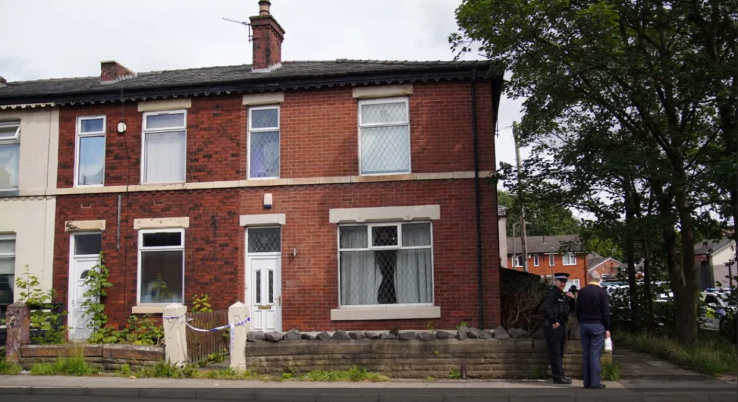 Poliția la fața locului pe Ainsworth Road