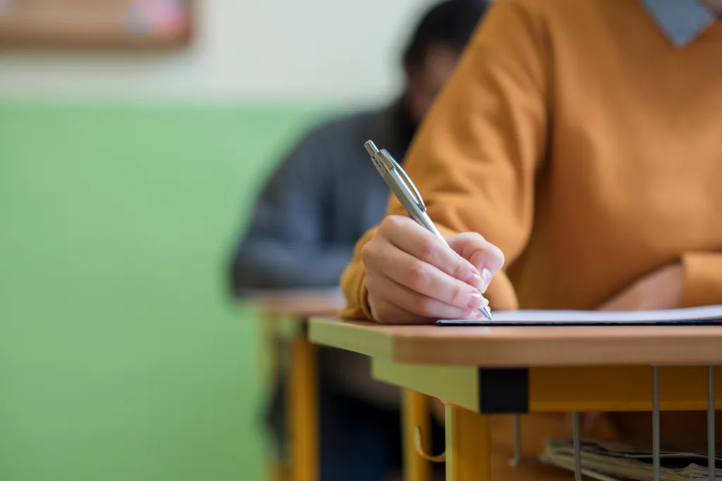 Aproape 40% dintre elevi au luat note sub 5 la Limba română la simularea BAC 2024