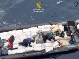 O barcă cu motor, care transporta peste patru tone de cocaină, care a fost confiscată de poliția spaniolă în largul Insulelor Canare.(FOTO: Guardia Civil spaniolă)