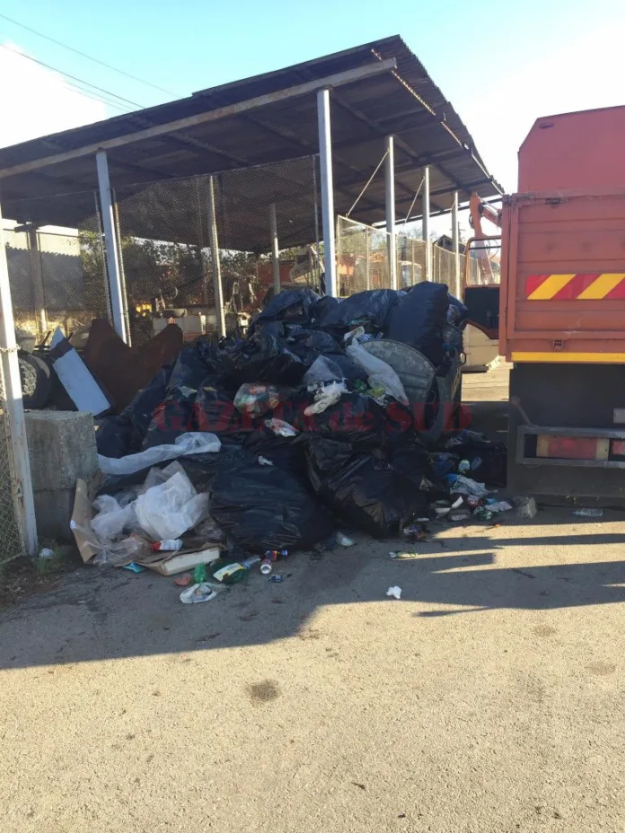 Se adună tone de gunoi an de an din vecinătatea drumurilor naționale
