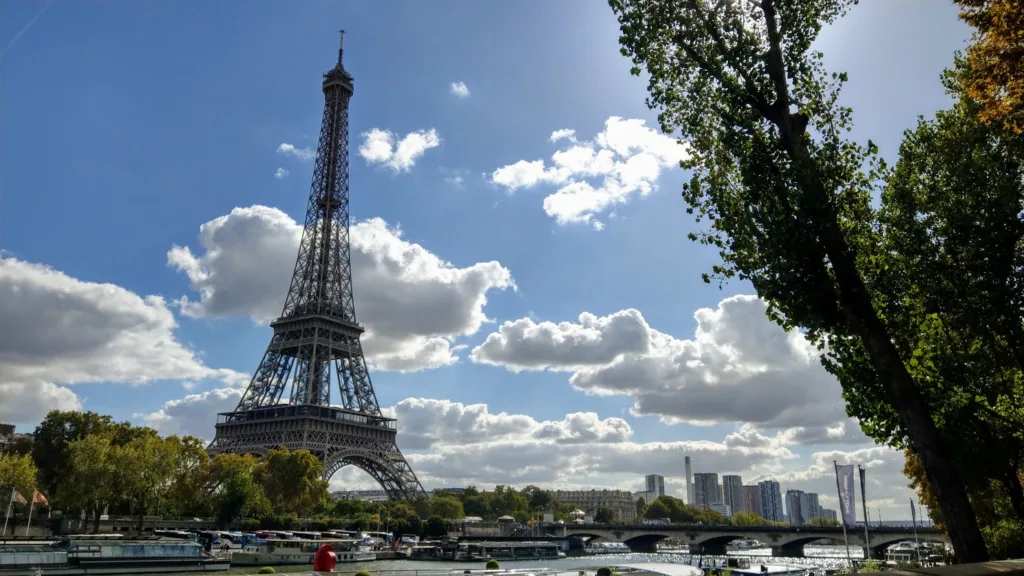 Turnul Eiffel, evacuat după un scurtcircuit la unul dintre lifturi 