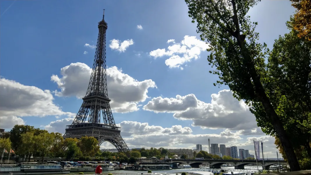 Turnul Eiffel, închis începând de luni