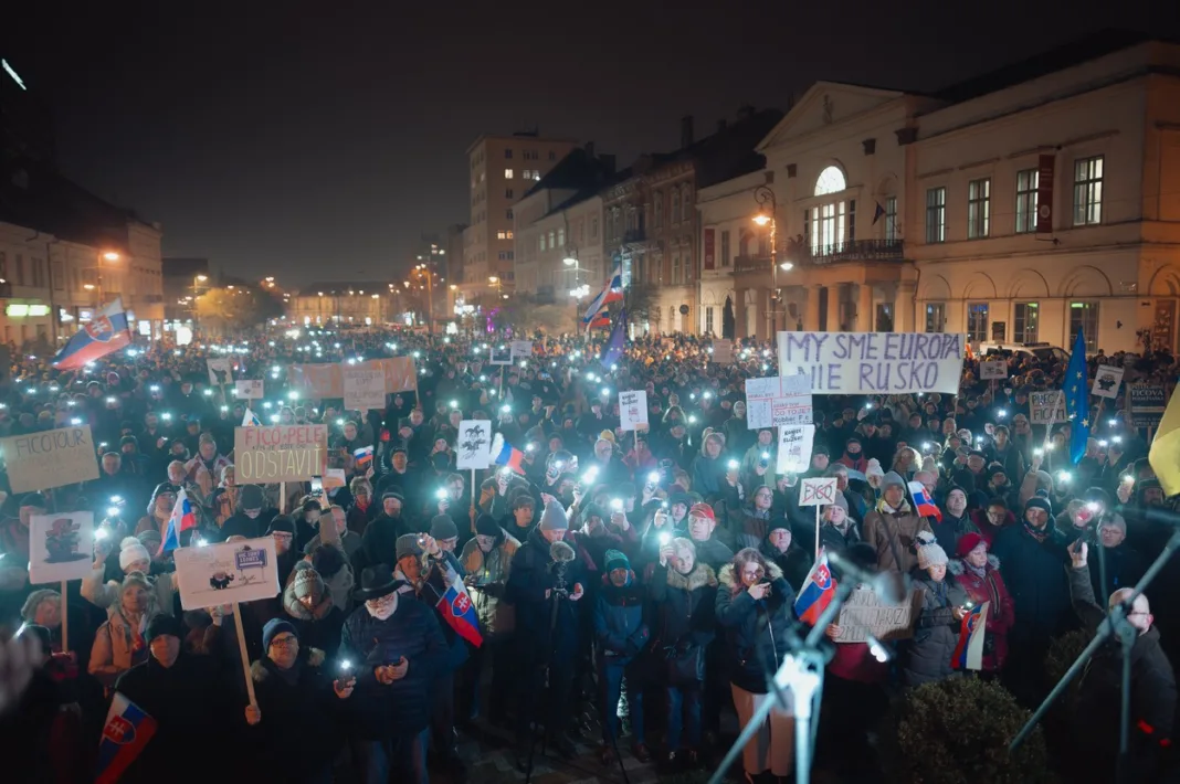 Mii de persoane au demonstrat în Slovacia împotriva premierului putinist al Slovaciei Mii de persoane au demonstrat în Slovacia împotriva premierului putinist al Slovaciei