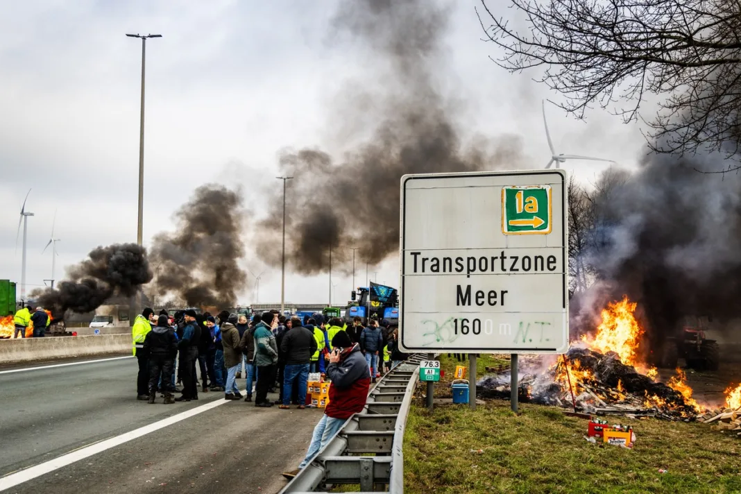 Fermierii belgieni au blocat mai multe puncte de trecere a frontierei cu Olanda