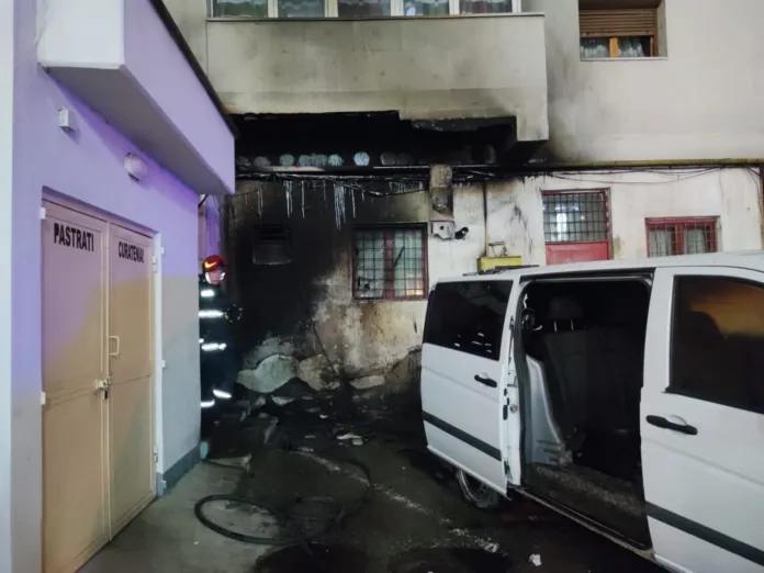 inc bloc O mașină și o parte a fațadei unui bloc, arse în centrul orașului Târgu Jiu