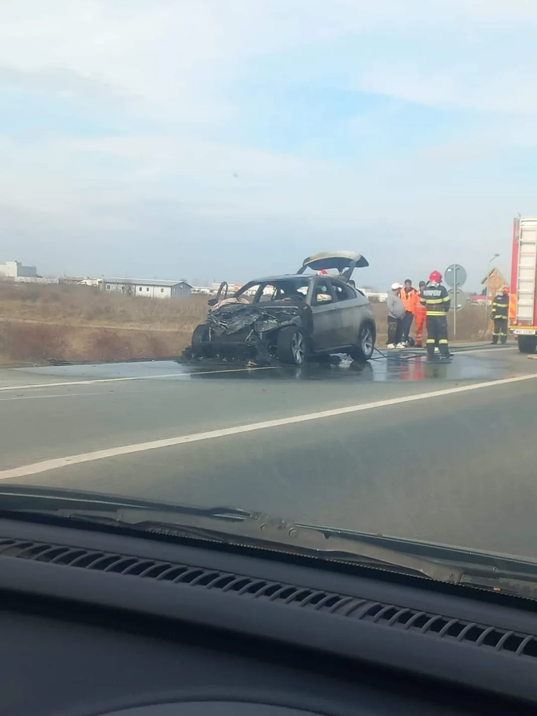 O mașină care a luat foc în mers s-a făcut scrum pe centura Craiovei