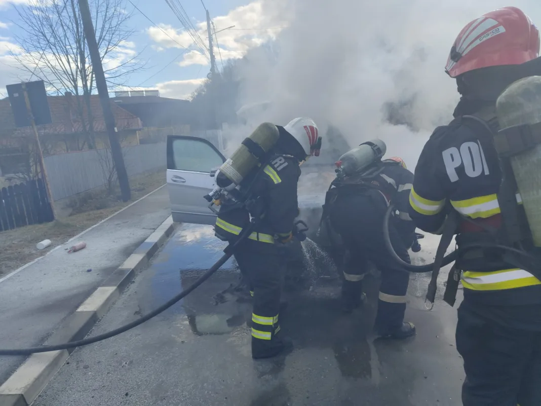 Vâlcea: O mașină a luat foc în mers la Ocnele Mari