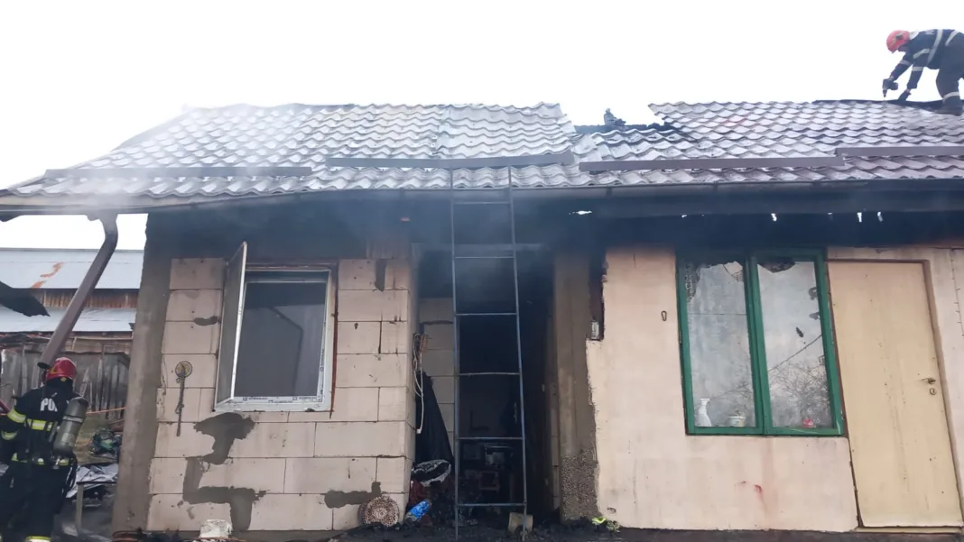 Vâlcea: O casă a luat foc la Sălătrucel