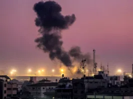 Fum în timpul bombardamentului israelian asupra lui Rafah, în sudul Fâșiei Gaza, marți, pe fondul luptei în curs dintre Israel și gruparea militantă palestiniană Hamas (Mahmud Hams/AFP/Getty Images)