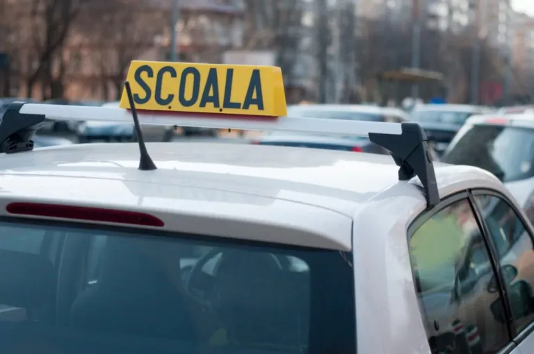 Două persoane, accidentate de o femeie care făcea școala de șoferi și a încurcat frâna cu accelerația