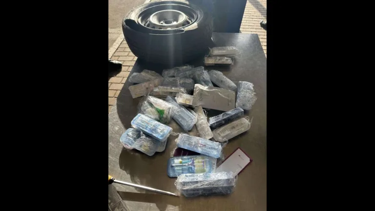 (VIDEO) O femeie, depistată la vamă cu produse cosmetologice, ascunse sub haină și în roata de rezervă