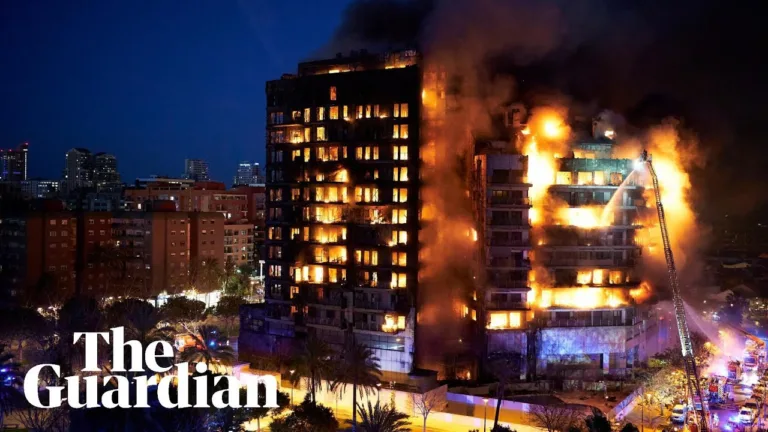 (VIDEO) Patru morți și zeci de răniți într-un incendiu care a cuprins un bloc de 14 etaje