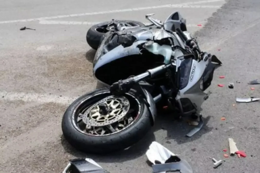 Olt: Un motociclist a ajuns la spital după ce a intrat într-un autoturism