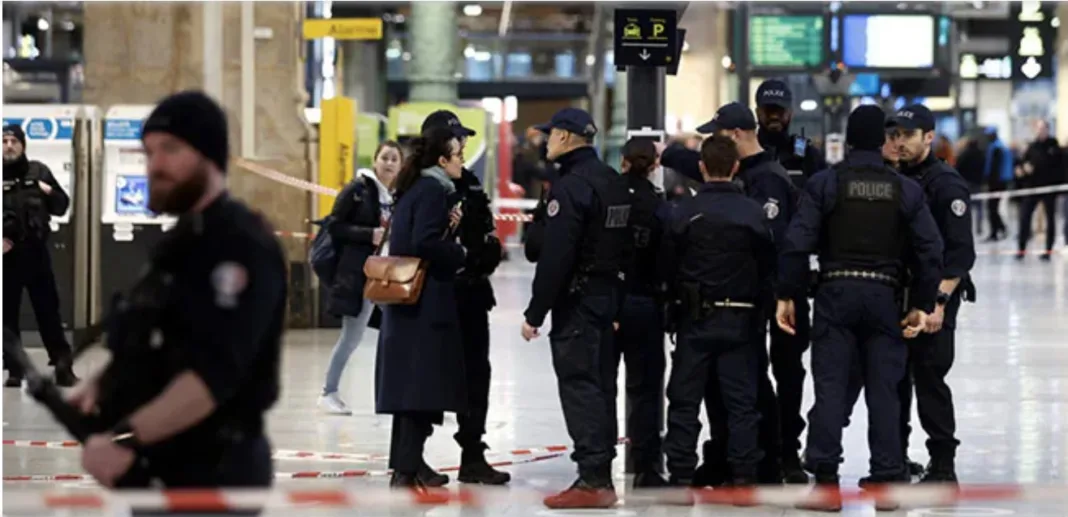 Trei persoane au fost rănite într-un atac cu cuțitul la o gară importantă din Paris