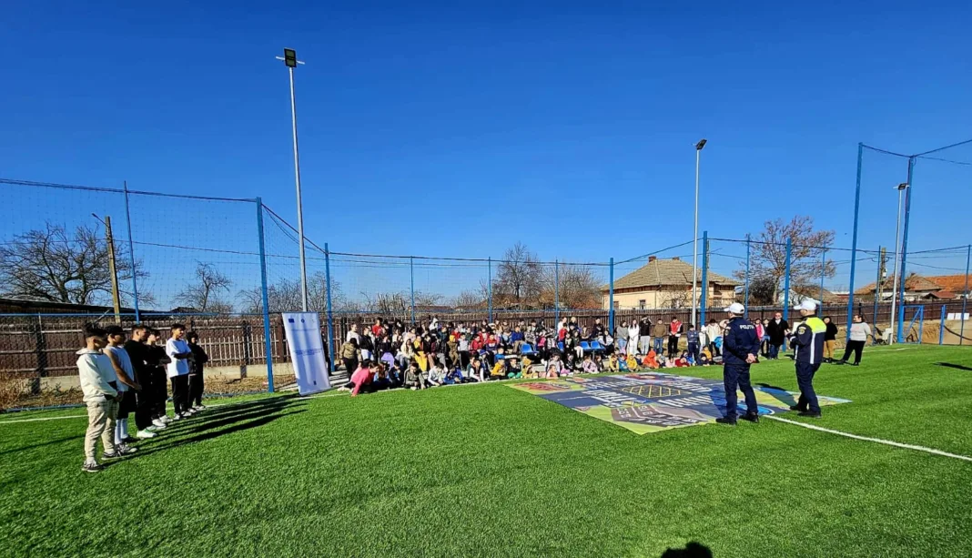 Mehedinți: Polițiștii continuă activitățile de educație rutieră în școli