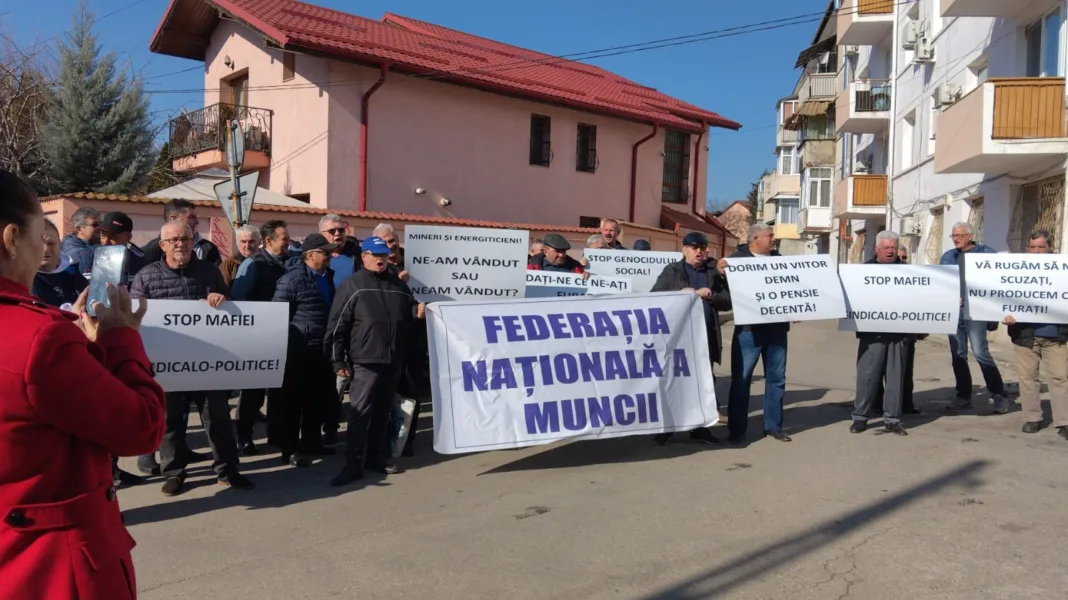 Zeci de persoane protestează la sediul Casei Judeţene de Pensii Gorj