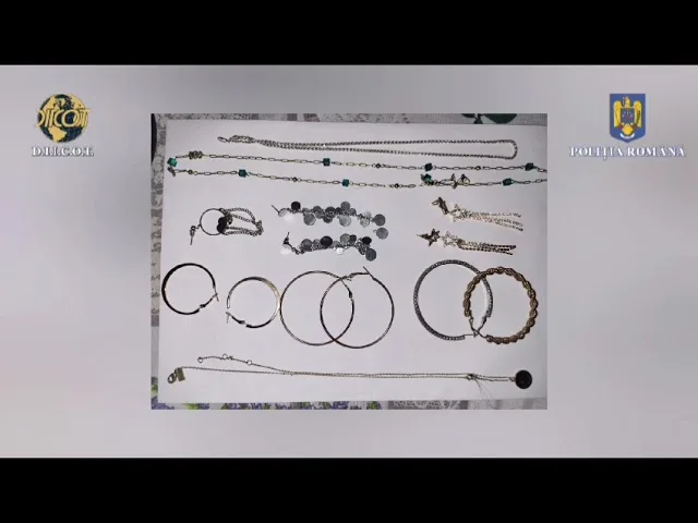 (VIDEO) Bijuterii și monede contrafăcute date la amanet. Opt persoane, reținute