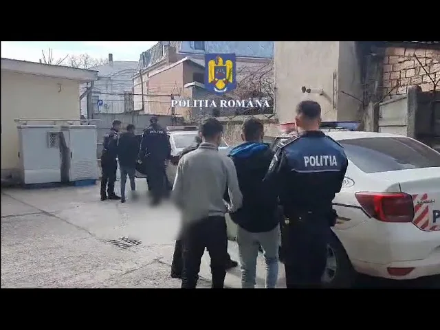 (VIDEO) Patru tineri, hoți de cai, reținuți de polițistii olteni
