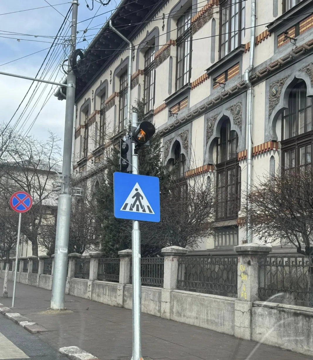 Un semafor nou stă să cadă în centrul orașului Târgu Jiu