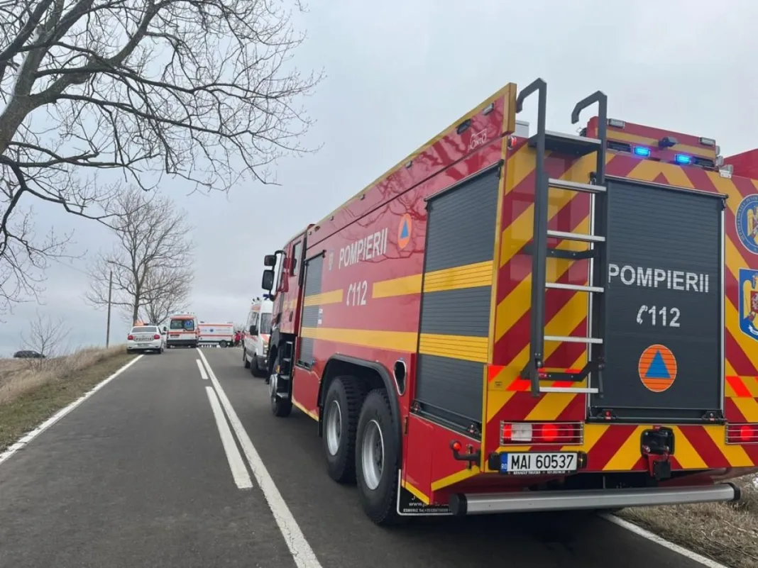 Două autoturisme s-au ciocnit pe DN 4. A fost activat Planul Roşu de Intervenţie