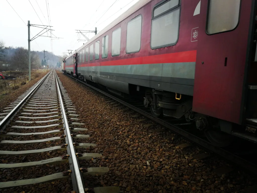 Doi tineri au scăpat nevătămați după ce dubița lor a fost lovită de tren