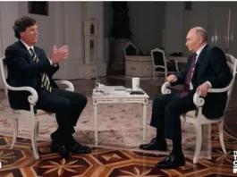 Președintele Vladimir Putin împreună cu fostul jurnalist vedetă al canalului Fox News, Tucker Carlson, într-o cameră mare unde cei doi bărbaţi au stat faţă în faţă pe scaune albe