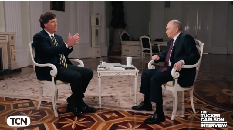 Președintele Vladimir Putin împreună cu fostul jurnalist vedetă al canalului Fox News, Tucker Carlson, într-o cameră mare unde cei doi bărbaţi au stat faţă în faţă pe scaune albe