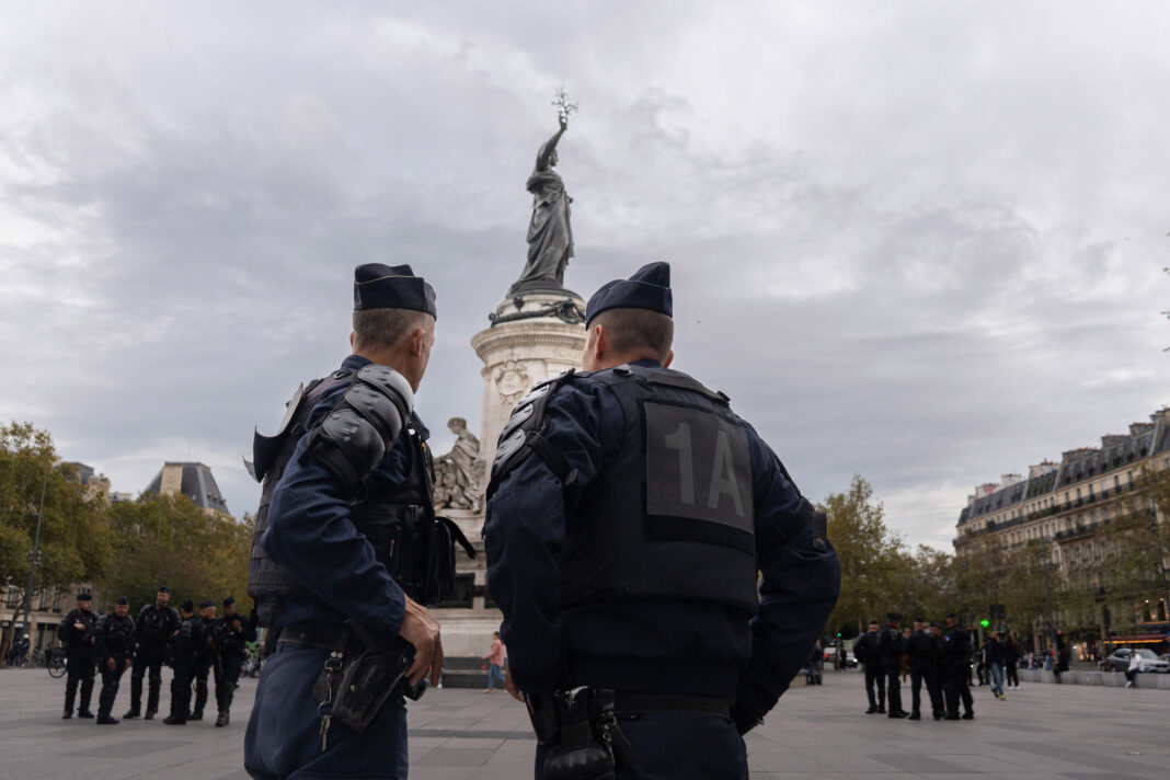 Ofițerii de poliție francezi patrulează lângă Piața Republicii