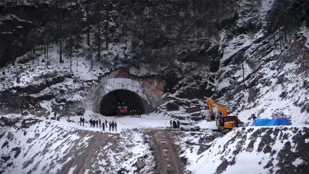 Echipajele de construcții lucrează la un tunel la mare altitudine, tunelul Sela, din Arunachal Pradesh în 2021