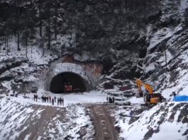 Echipajele de construcții lucrează la un tunel la mare altitudine, tunelul Sela, din Arunachal Pradesh în 2021