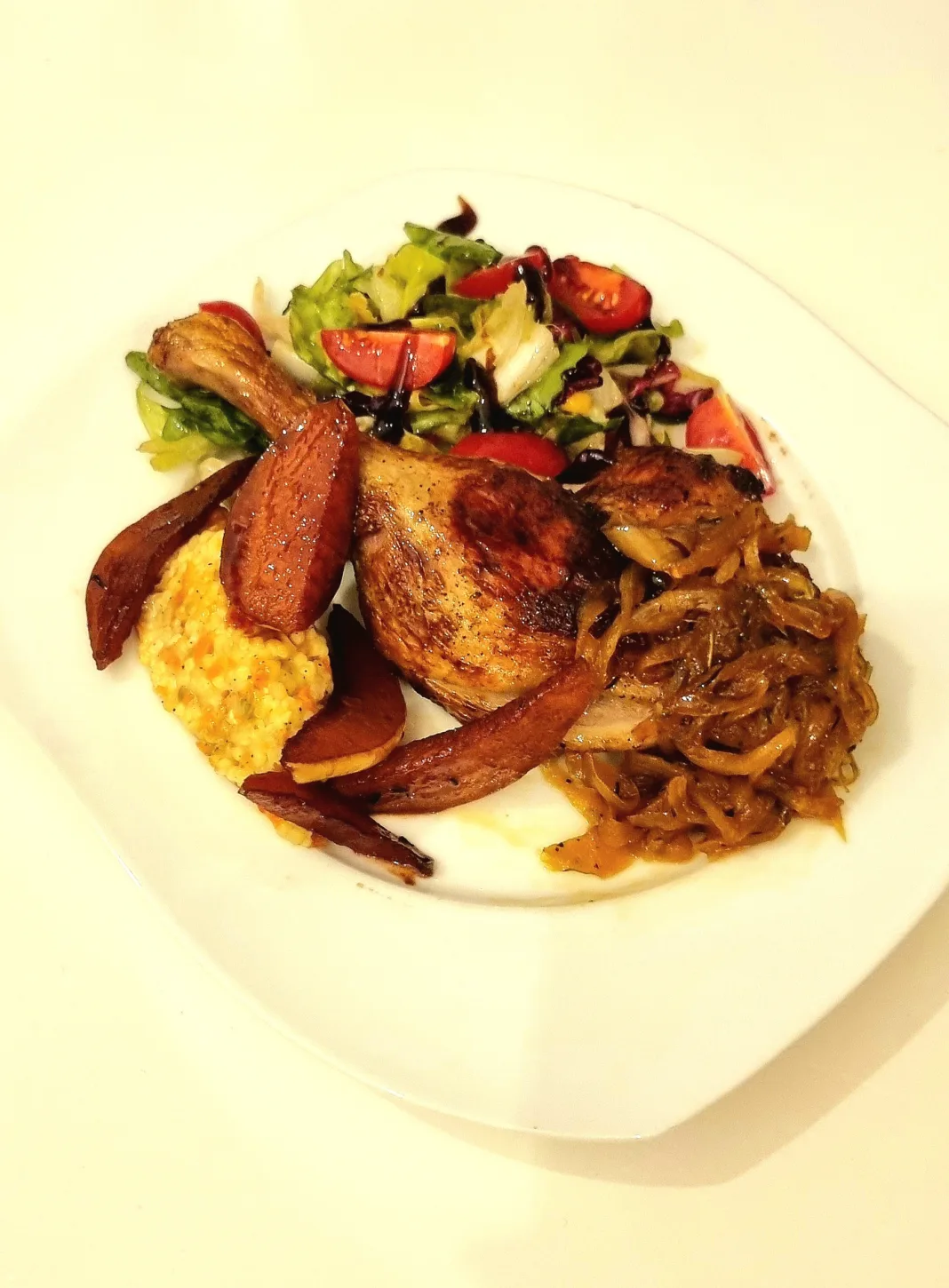 Pulpă de raţă cu ceapă caramelizată şi cuşcuş