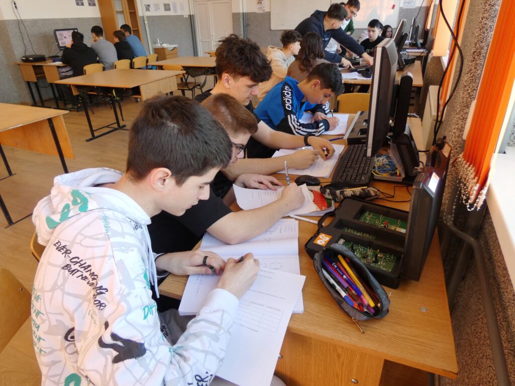 Vâlcea: Sprijin financiar pentru elevii care urmează o școală profesională în sistem dual