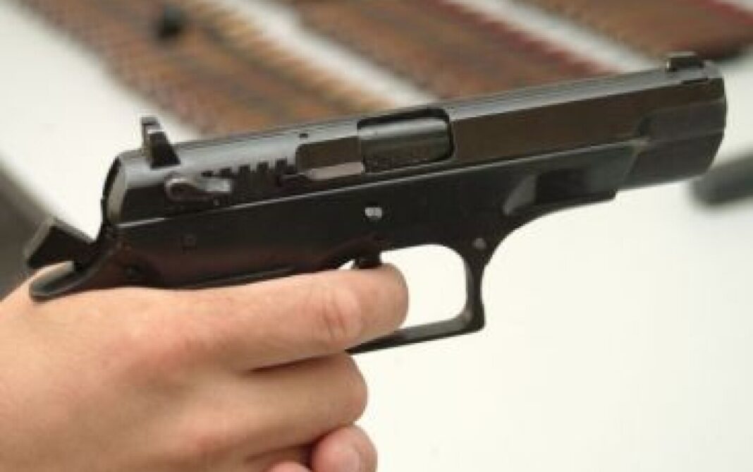 Un poliţist s-a sinucis cu arma din dotare