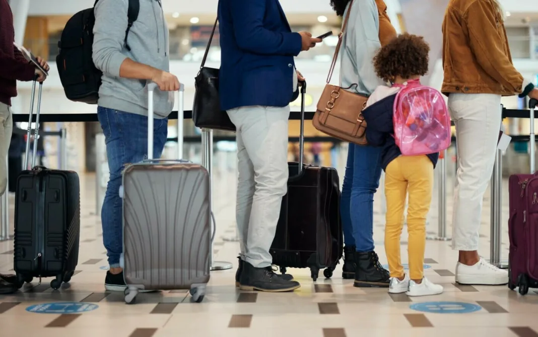 38 de angajați de pe Aeroportul din Madrid, reţinuţi pentru că au furat din bagajele pasagerilor