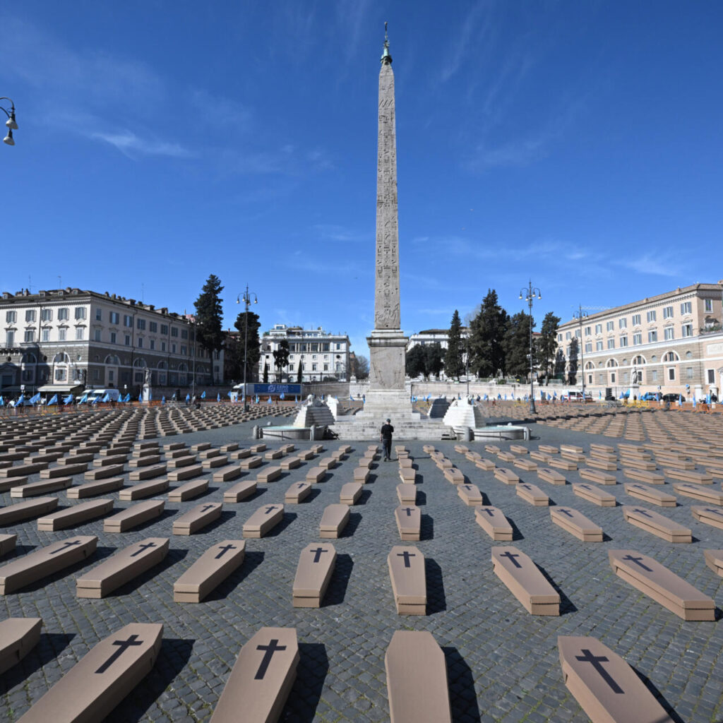 (VIDEO) Mii de sicrie într-una dintre cele mai frumoase pieţe din Roma