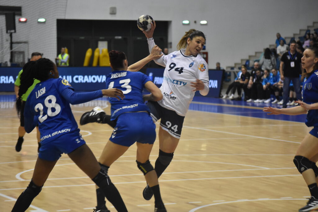 Handbal (f) / Multe goluri, rezultat nedorit! SCMU Craiova, perdantă în fața Coronei Brașov
