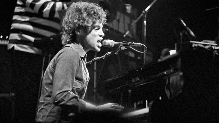 Cântărețul, compozitorul, chitaristul și clapeista american Eric Carmen, fost membru al trupei The Raspberries, cântă la Alex Cooley's Electric Ballroom pe 10 noiembrie 1975 în Atlanta, Georgia, Statele Unite ale Americii *Tom Hill/WireImage/Getty Images)
