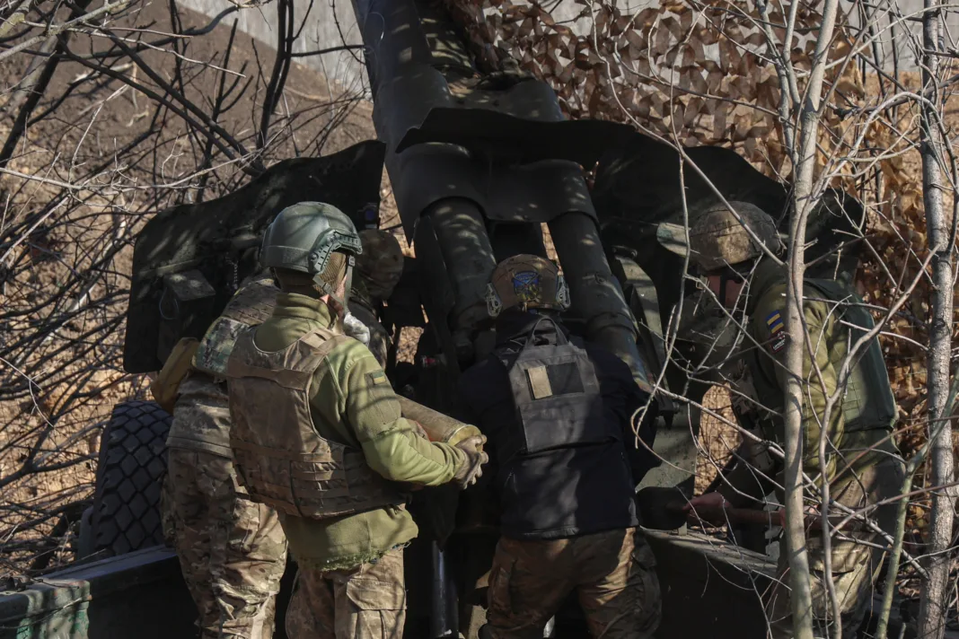Membrii serviciului ucrainean pregătesc un obuzier D-20 înainte de a trage spre trupele ruse, pe fondul atacului Rusiei asupra Ucrainei, în regiunea Donețk, Ucraina, 11 martie 2024. (REUTERS/Oleksandr Ratushniak)
