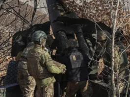 Membrii serviciului ucrainean pregătesc un obuzier D-20 înainte de a trage spre trupele ruse, pe fondul atacului Rusiei asupra Ucrainei, în regiunea Donețk, Ucraina, 11 martie 2024. (REUTERS/Oleksandr Ratushniak)