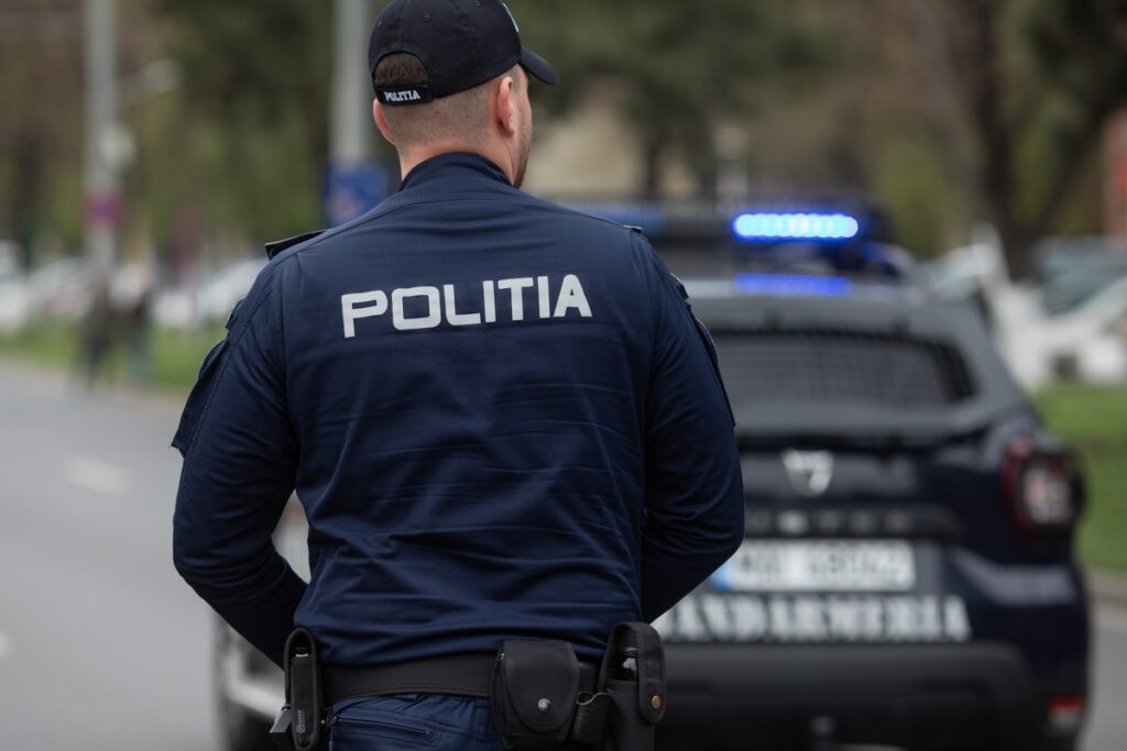 Femeie de 81 de ani, atacată pe stradă şi în scara blocului de un bărbat