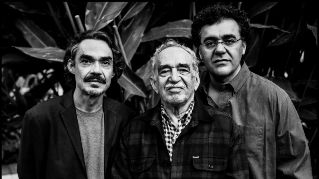 Gabriel García Márquez între cei doi fii ai săi 