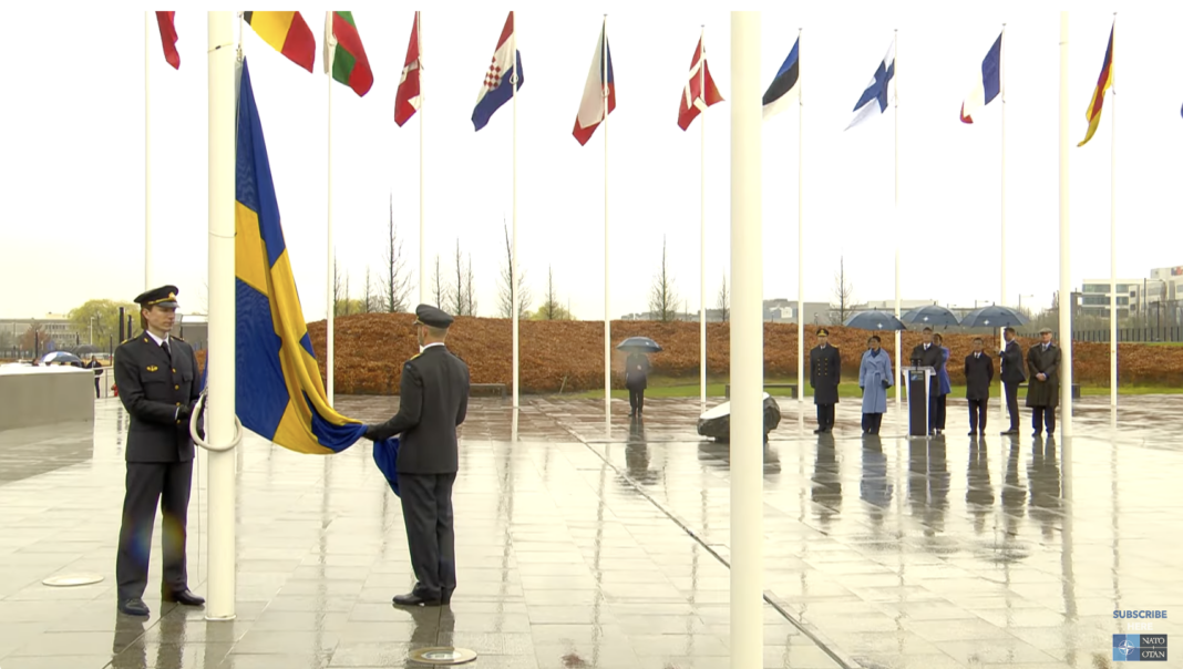 Drapelul Suediei a fost înălţat la sediul Alianţei Nord-Atlantice