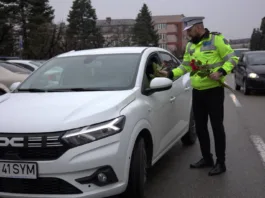 Târgu Jiu: Polițiștii locali au oferit flori șoferițelor