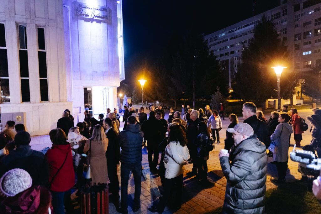 Foști angajați au protestat în fața Teatrului din Târgu Jiu